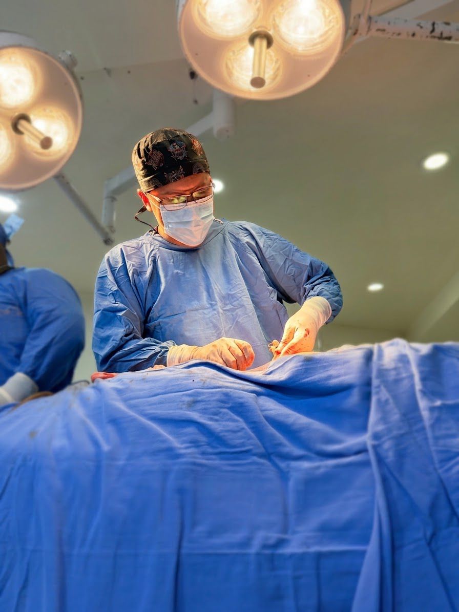 Dr. Marco Antonio Manríquez Carrillo y su equipo durante una cirugía en Médica Fusión Humana, Cuautitlán